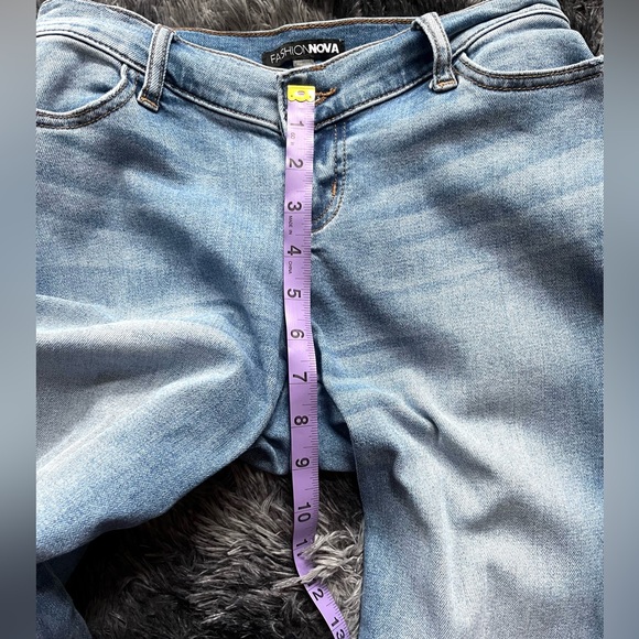 Fashion Nova Straight Leg Mid Rise Medium Blue Wash Size 3 - Picture 6 of 10